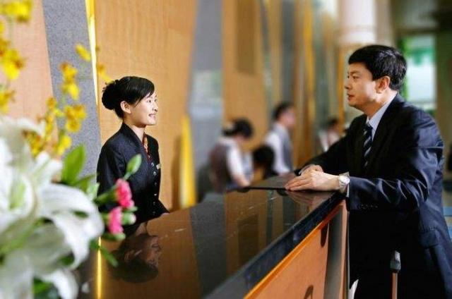 酒店前臺(tái)工資不高，為何還有眾多女孩涌入？大堂經(jīng)理道出背后緣由